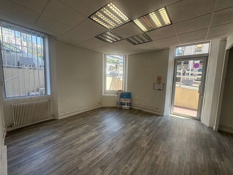 13 Rue Louis Blanc, Cannes à louer - Photo de l’immeuble – Image 2 sur 11