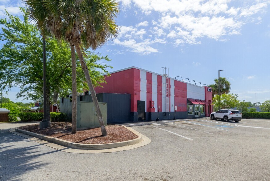 9551 Regency Square Blvd N, Jacksonville, FL à vendre - Photo de l’immeuble – Image 2 sur 7