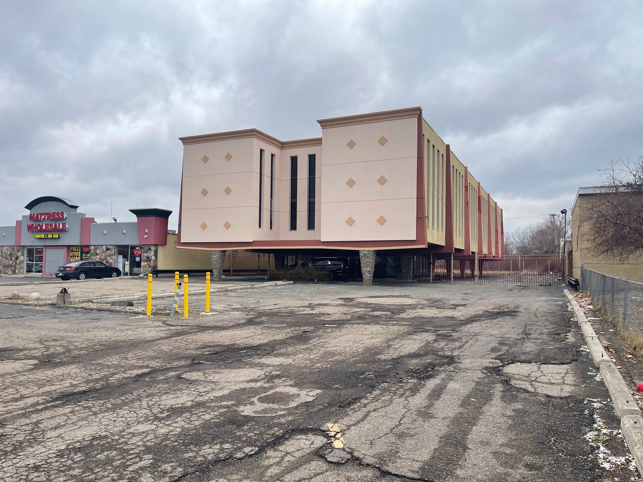 14500 W 8 Mile Rd, Oak Park, MI à vendre Photo de l’immeuble– Image 1 sur 14