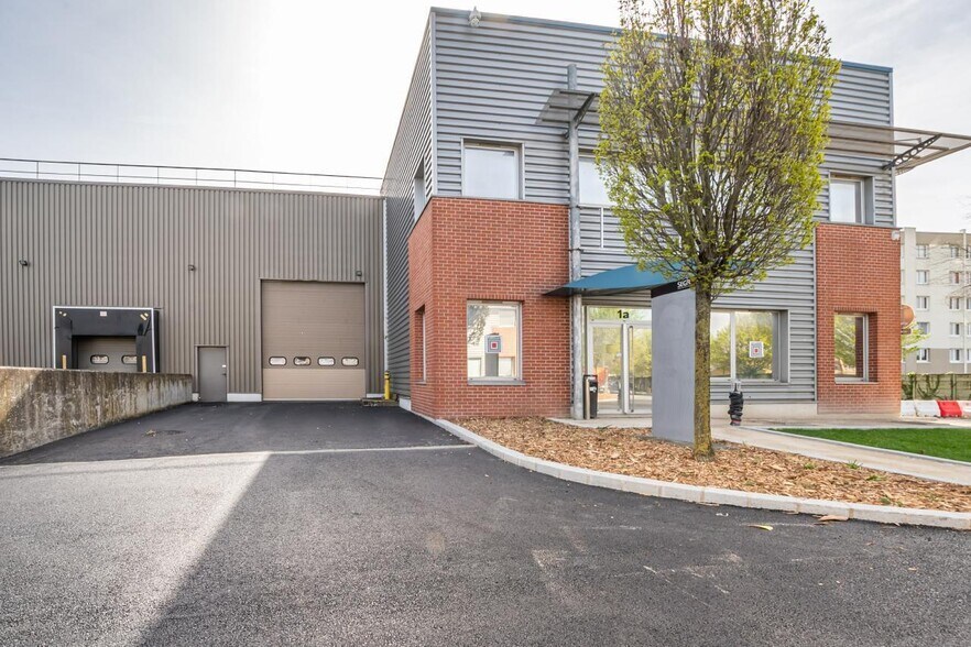 Local d’activités dans Le Blanc-Mesnil à louer - Photo de l’immeuble – Image 3 sur 15