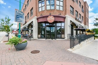 123 W Washington St, Oswego, IL à louer Photo de l’immeuble– Image 1 sur 23