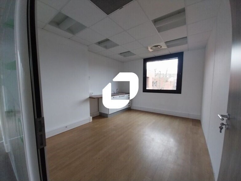 Bureau dans Montigny-le-Bretonneux à louer - Photo intérieure – Image 2 sur 4