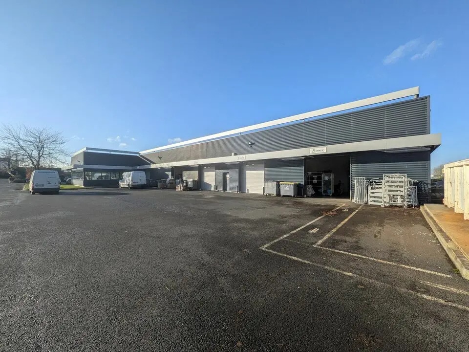 Local d’activités dans Ifs à louer Photo de l’immeuble– Image 1 sur 5