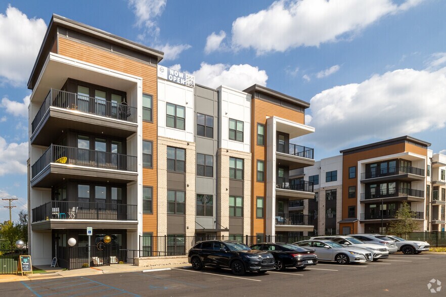 2702 Pelham Rd, Greenville, SC à louer - Photo de l’immeuble – Image 2 sur 11