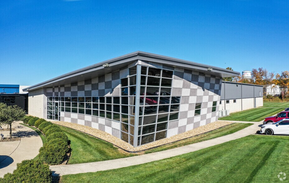 114 Venture Dr, Pataskala, OH à louer - Photo de l’immeuble – Image 1 sur 57