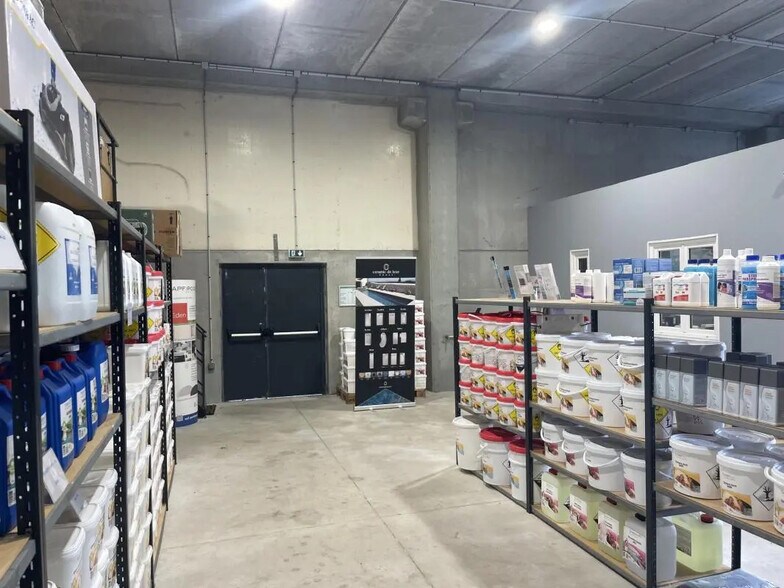 Local d’activités dans Peymeinade à louer - Photo de l’immeuble – Image 3 sur 11