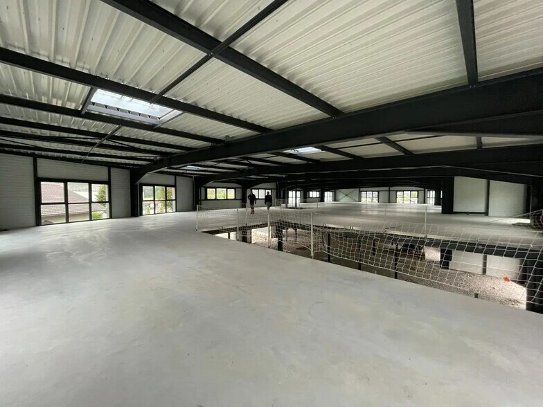 Local d'activités dans Sillingy à vendre - Photo de l’immeuble – Image 2 sur 25