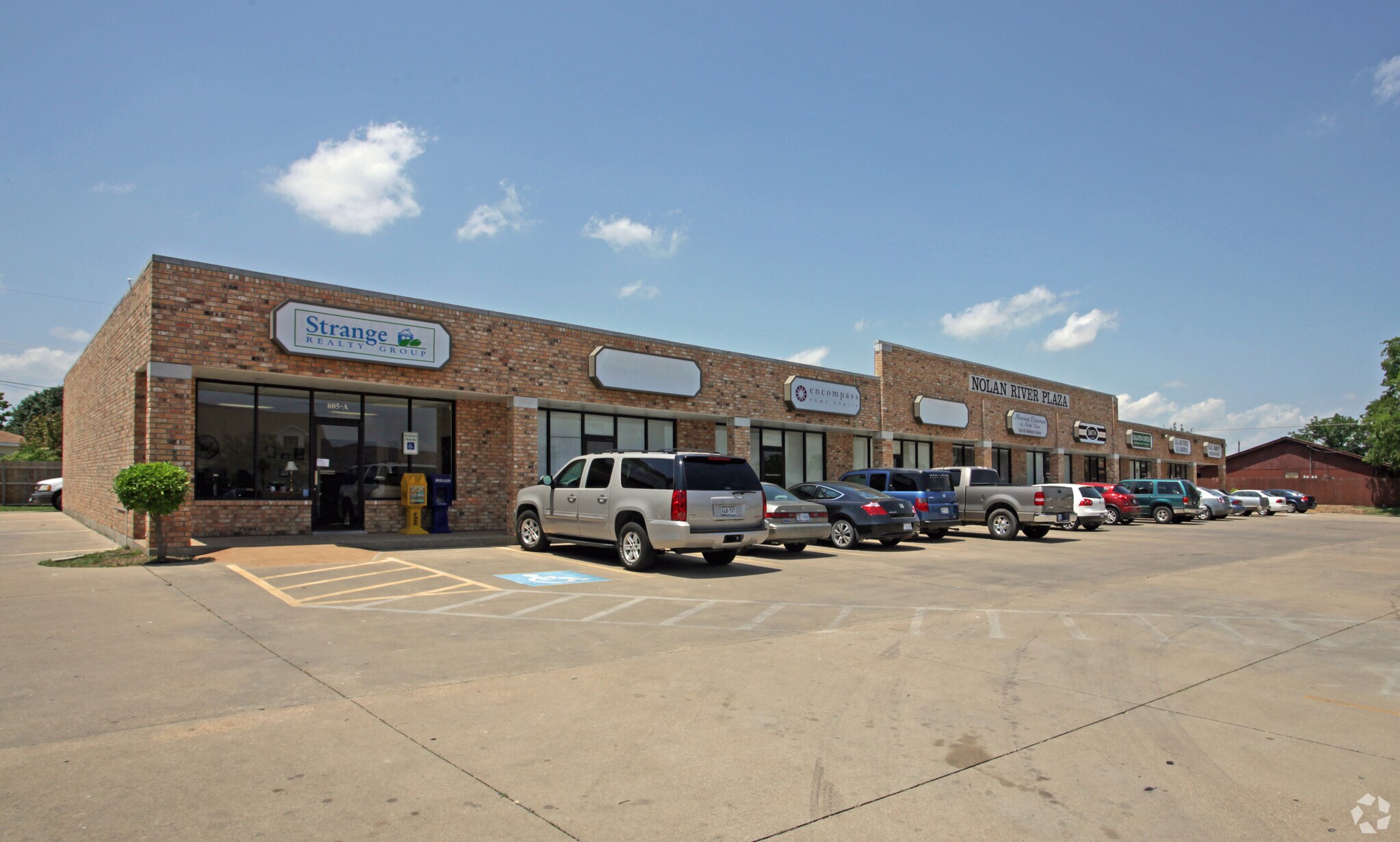 605 N Nolan River Rd, Cleburne, TX à louer Photo de l’immeuble– Image 1 sur 10
