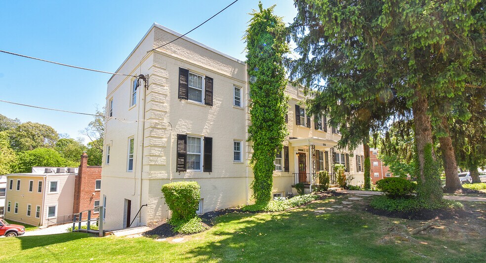 8201 & 8207-8209 Schrider Street portefeuille de 3 biens à vendre sur LoopNet.fr - Photo principale – Image 1 sur 10