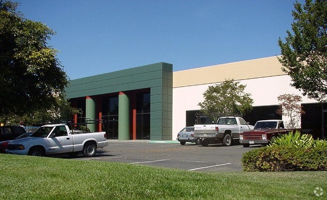 1320 Industrial Ave, Petaluma, CA à louer - Photo de l’immeuble – Image 2 sur 6