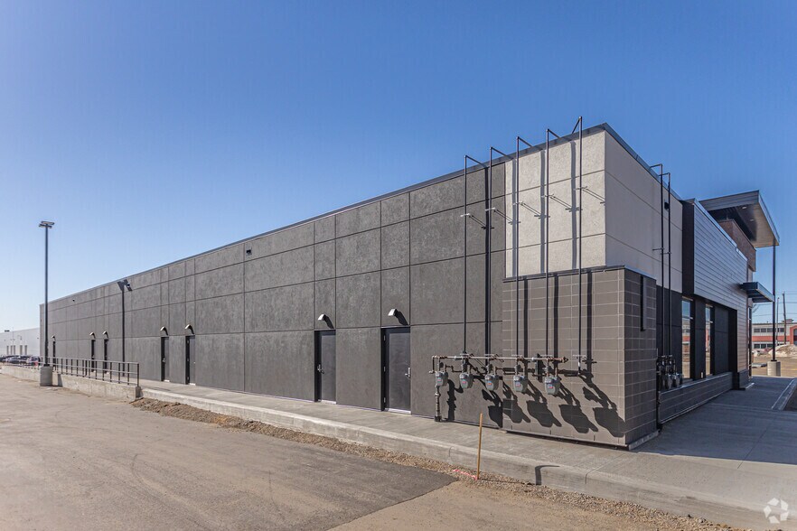 4905 Roper Rd NW, Edmonton, AB à vendre - Photo de l’immeuble – Image 3 sur 8