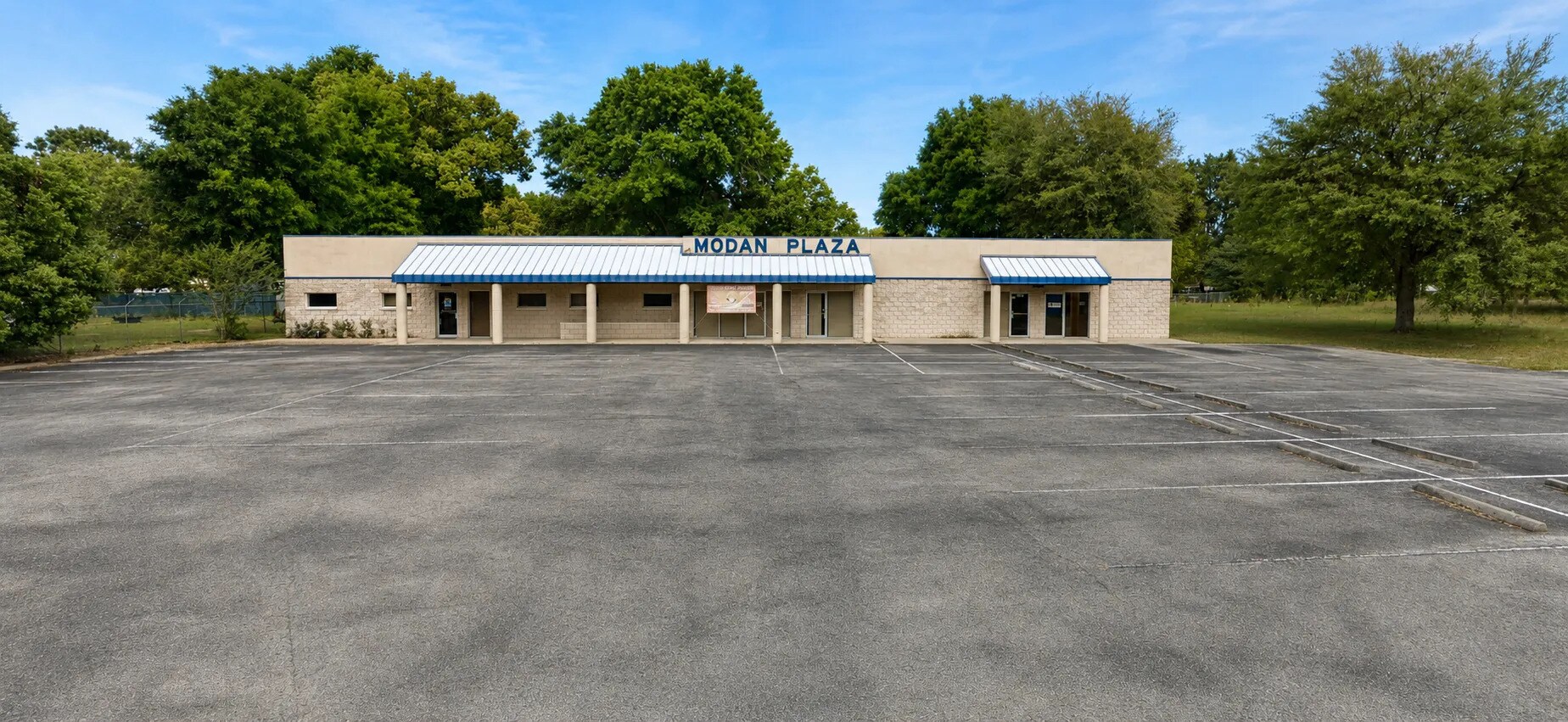 7064 Fort King Rd, Zephyrhills, FL à louer Photo de l’immeuble– Image 1 sur 4