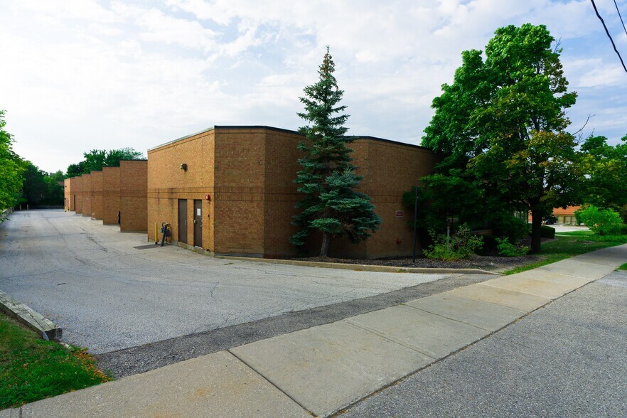 2319 Dunwin Dr, Mississauga, ON à louer - Photo de l’immeuble – Image 3 sur 6