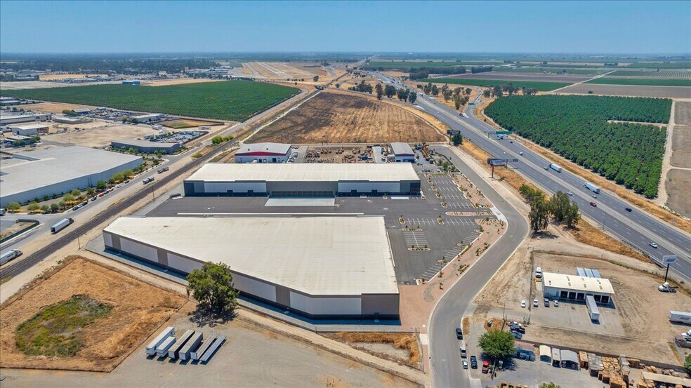 30199 Bradham Dr, Visalia, CA à louer - Photo de l’immeuble – Image 3 sur 11