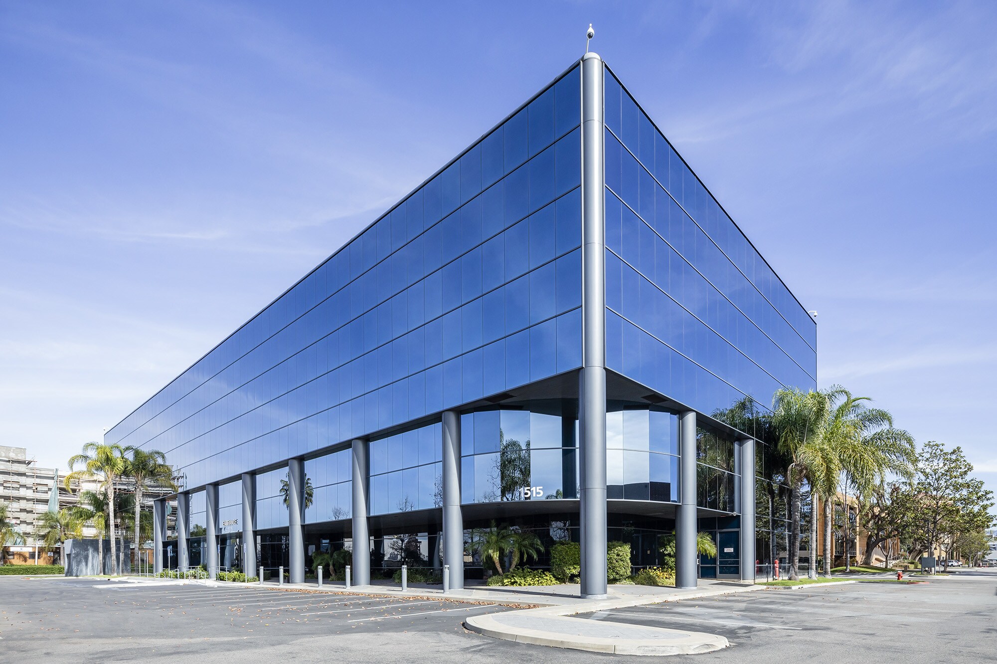 1515 E Orangewood Ave, Anaheim, CA à louer Photo de l’immeuble– Image 1 sur 6
