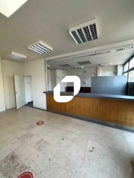 Local d'activités dans Marly-le-Roi à vendre - Photo de l’immeuble – Image 1 sur 11