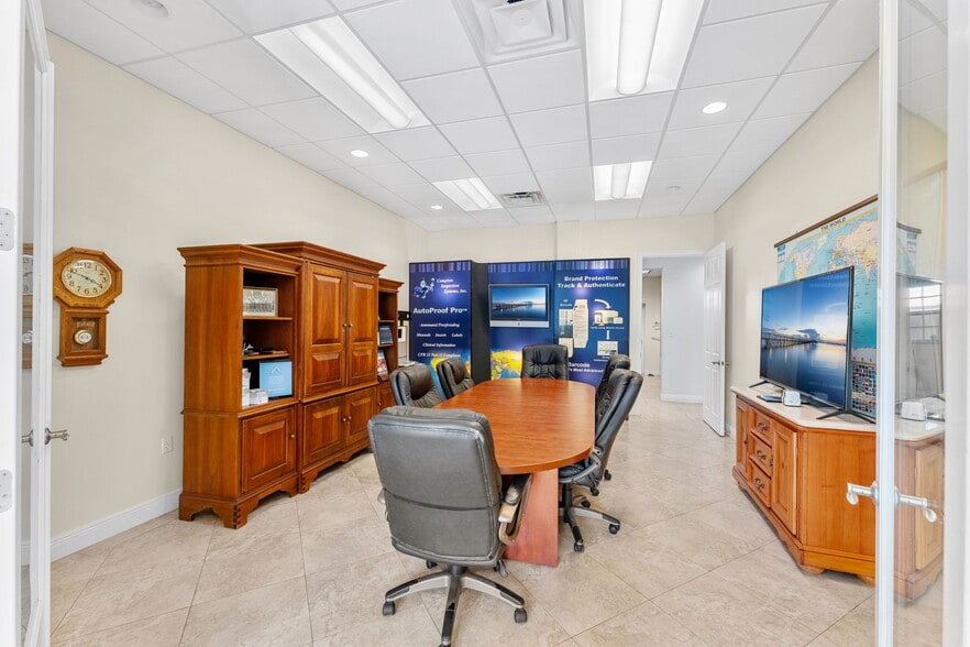 334 Fourth Ave, Indialantic, FL à vendre - Photo de l’immeuble – Image 2 sur 39