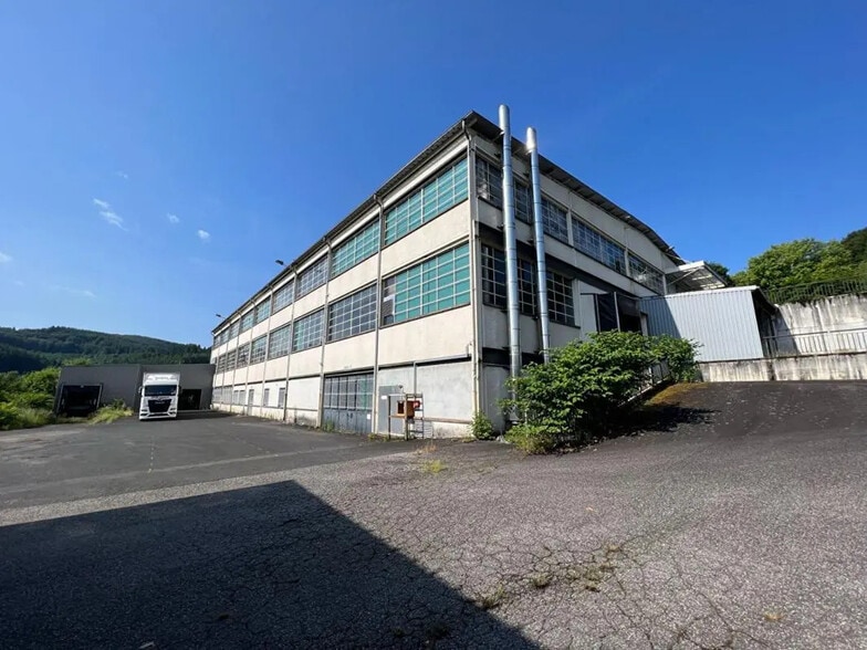 Industriel/Logistique dans La Monnerie-le-Montel à louer - Photo de l’immeuble – Image 1 sur 2