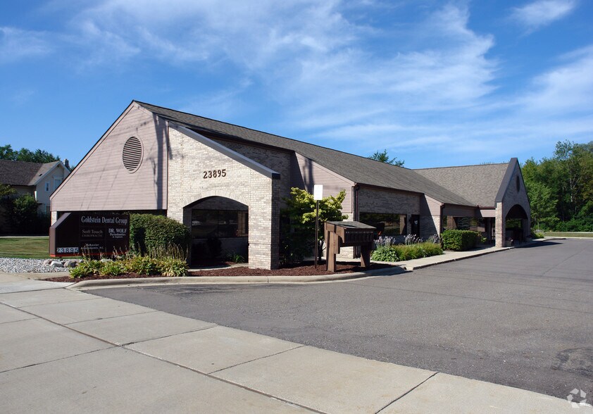 23895 Novi Rd, Novi, MI à louer - Photo principale – Image 1 sur 6