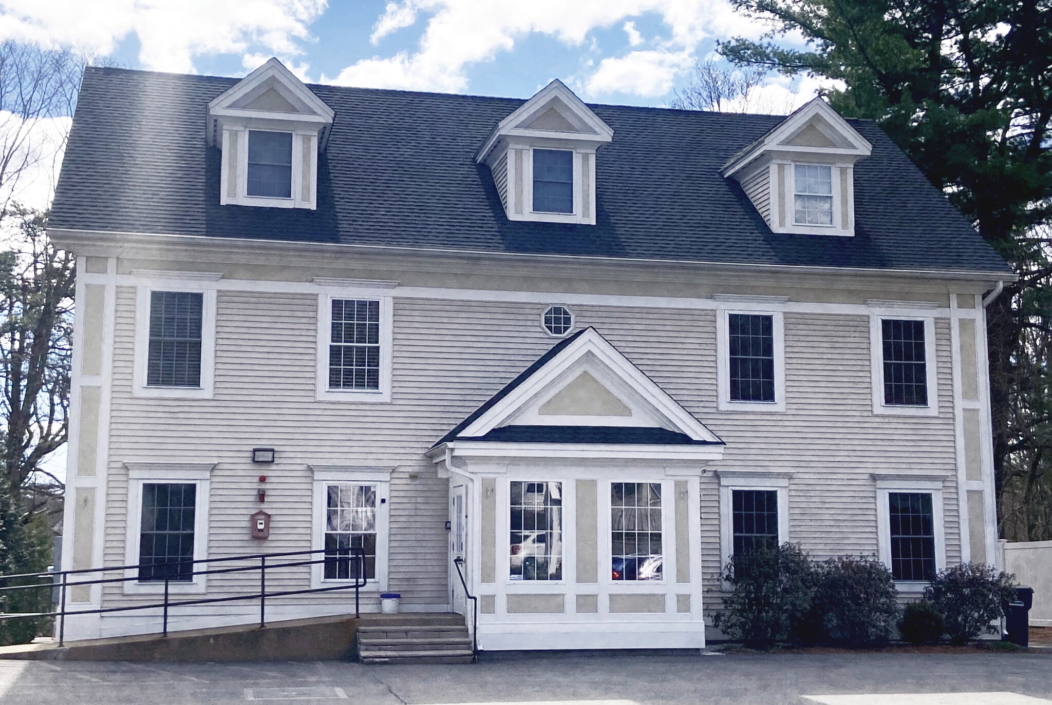 82 W Broadway, Derry, NH à louer Photo principale– Image 1 sur 7