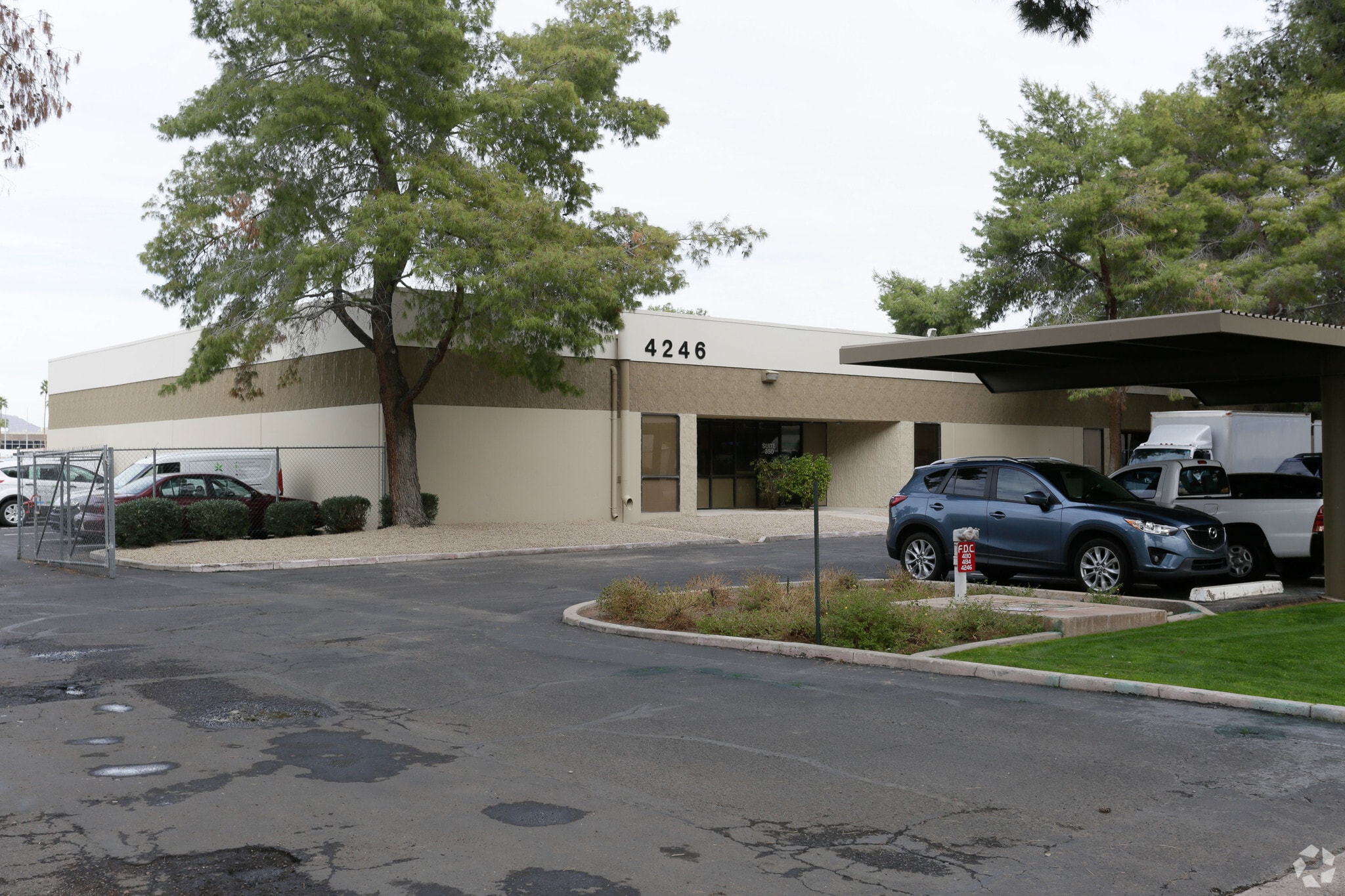 4246 E Wood St, Phoenix, AZ à louer Photo principale– Image 1 sur 8