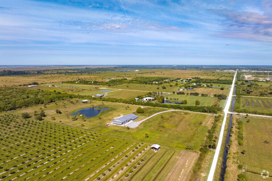 2105 86th Ave SW, Vero Beach, FL à vendre - Photo de l’immeuble – Image 1 sur 59