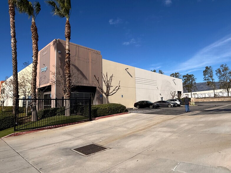 15060 Hilton Dr, Fontana, CA à vendre - Photo de l’immeuble – Image 2 sur 7