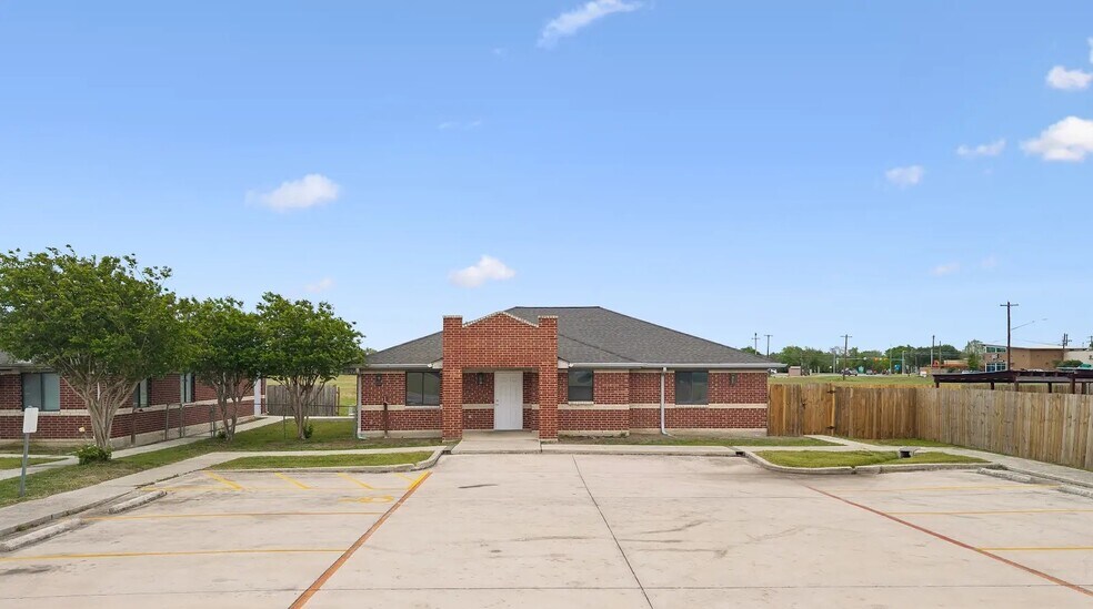 1024 Guadalupe, Lockhart, TX à vendre - Photo principale – Image 1 sur 12