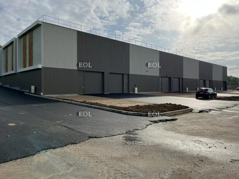 Local d'activités dans Marines à vendre - Photo de l’immeuble – Image 2 sur 7