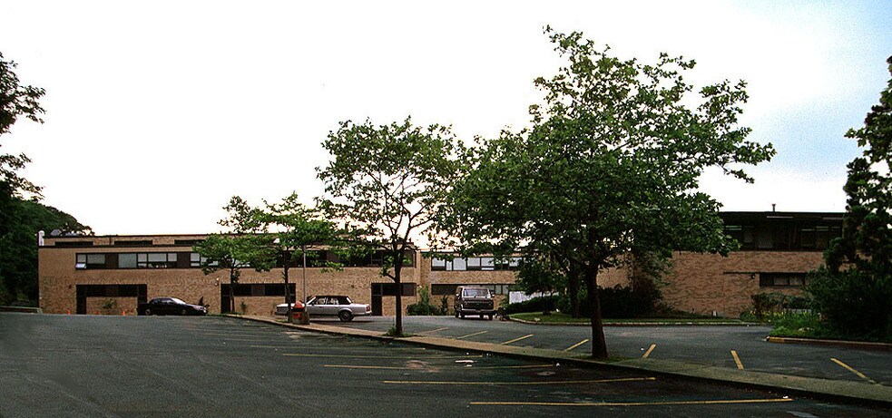 100 Forest Dr, East Hills, NY à louer - Photo de l’immeuble – Image 2 sur 2