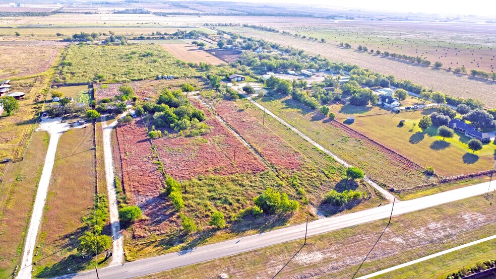 1239 Barbarosa Rd & 1255 Saur Ln, New Braunfels, TX à vendre - Photo de l’immeuble – Image 2 sur 10
