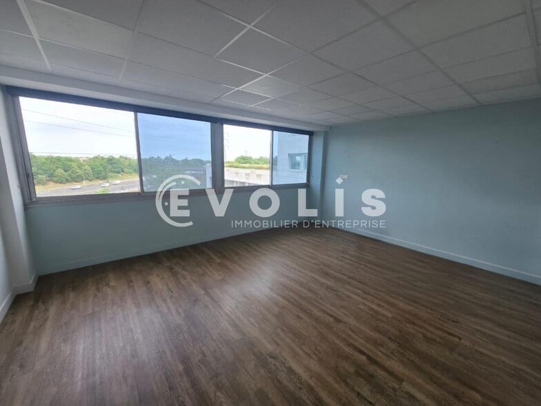 Bureau dans Evry Courcouronnes à louer - Photo de l’immeuble – Image 1 sur 13