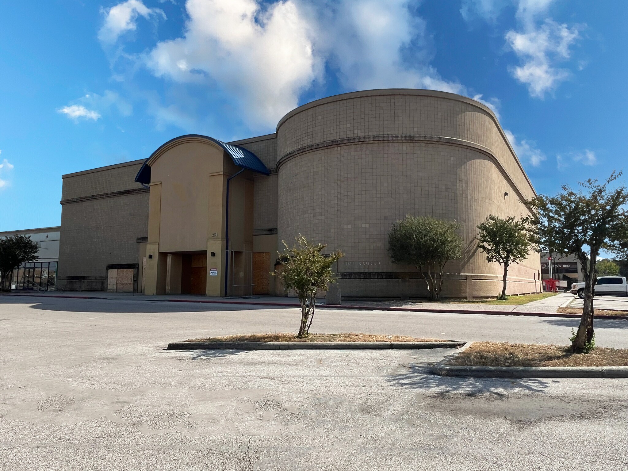 251 W Greens Rd, Houston, TX à louer Photo de l’immeuble– Image 1 sur 9