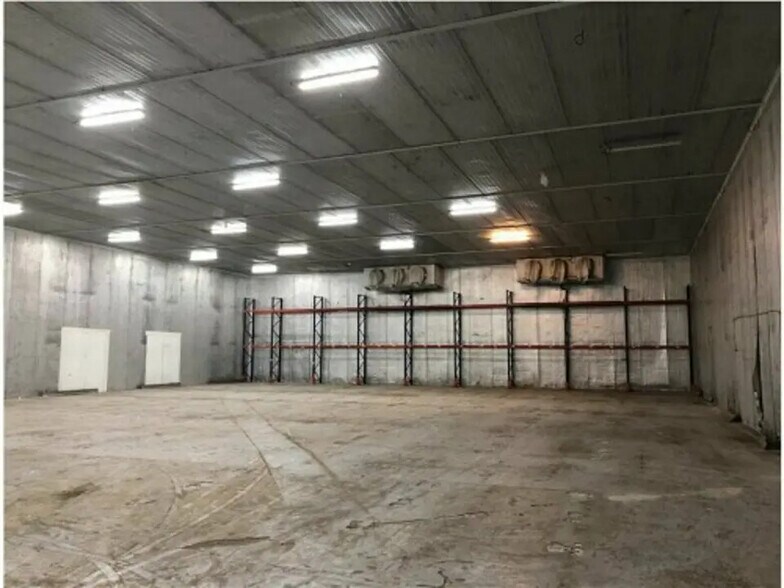 Local d'activités dans Saint-Étienne-du-Bois à vendre - Photo de l’immeuble – Image 2 sur 3