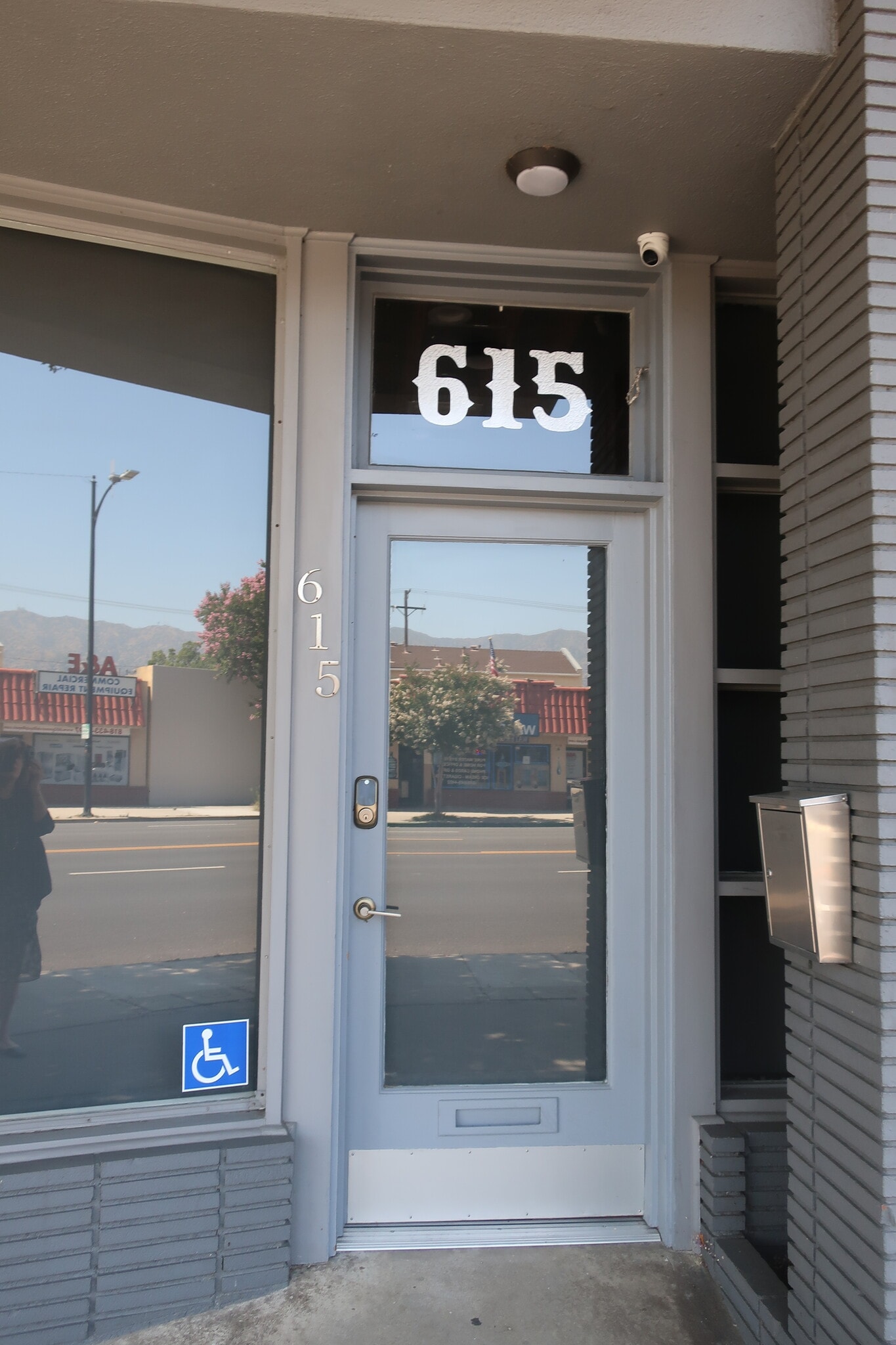 615 S Victory Blvd, Burbank, CA à louer Photo de l’immeuble– Image 1 sur 5