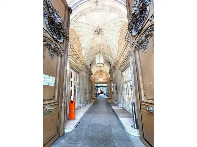 73 Boulevard Haussmann, Paris à louer - Photo de l’immeuble – Image 3 sur 42