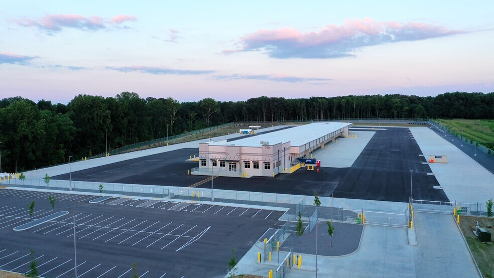 790 Burnett rd, Old Hickory, TN à louer - Photo de l’immeuble – Image 2 sur 5