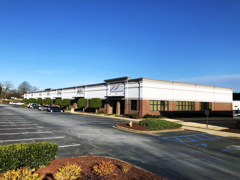 7001 Pelham Rd, Greenville, SC à louer - Photo de l’immeuble – Image 1 sur 2