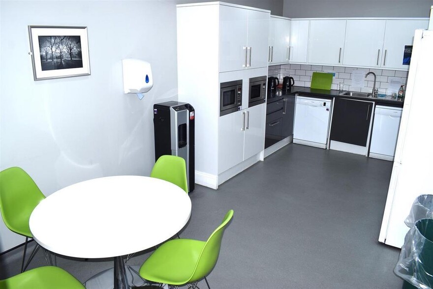 43 Oakwood Hl, Loughton à louer - Photo de l’immeuble – Image 3 sur 8