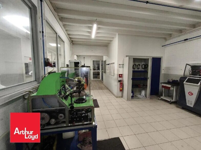 Local d’activités dans Lucé à louer - Photo de l’immeuble – Image 3 sur 6