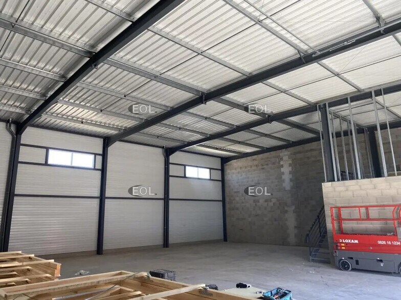 Local d’activités dans Chassieu à louer - Photo de l’immeuble – Image 3 sur 8