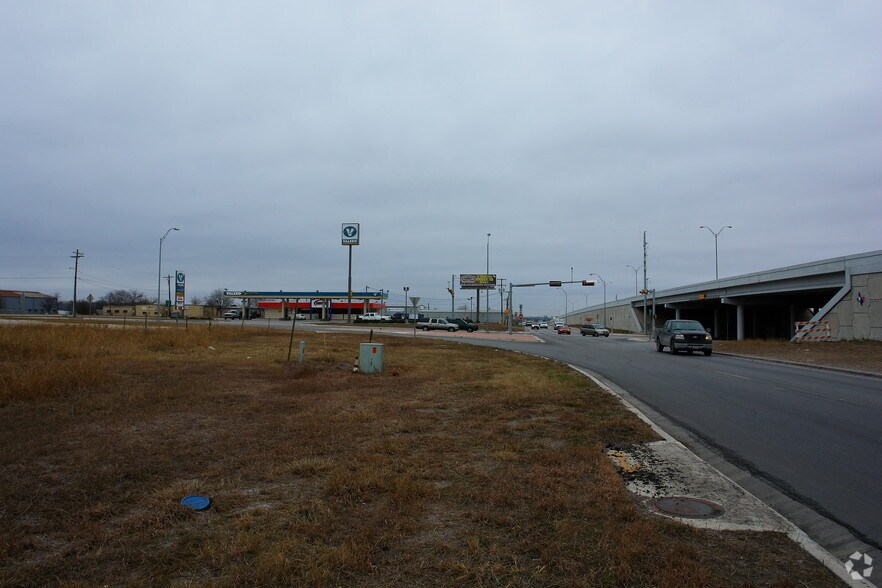 S I-35 Fwy, San Marcos, TX à vendre - Photo de l’immeuble – Image 3 sur 8