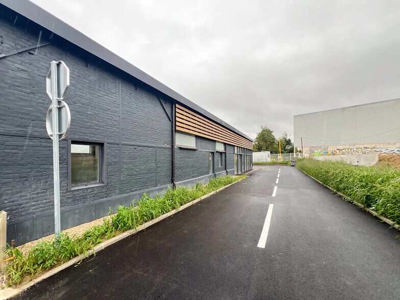 Local commercial dans Allonne à louer - Photo de l’immeuble – Image 3 sur 5