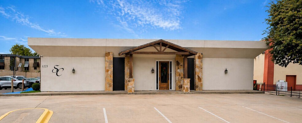 1225 Precinct Line Rd, Hurst, TX à vendre - Photo de l’immeuble – Image 3 sur 4