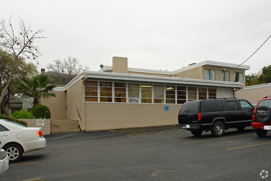 2515 McCullough Ave, San Antonio, TX à louer - Photo de l’immeuble – Image 3 sur 14