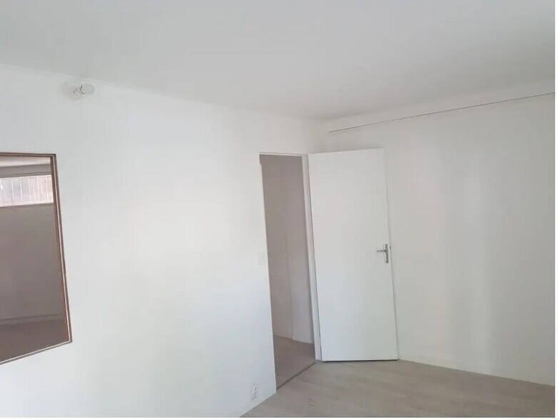 Bureau dans Saint-Denis à louer - Photo de l’immeuble – Image 2 sur 10