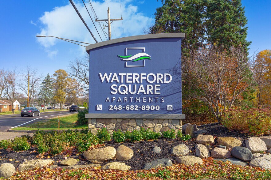 950 Village Green Ln, Waterford, MI à vendre - Photo de l’immeuble – Image 2 sur 24