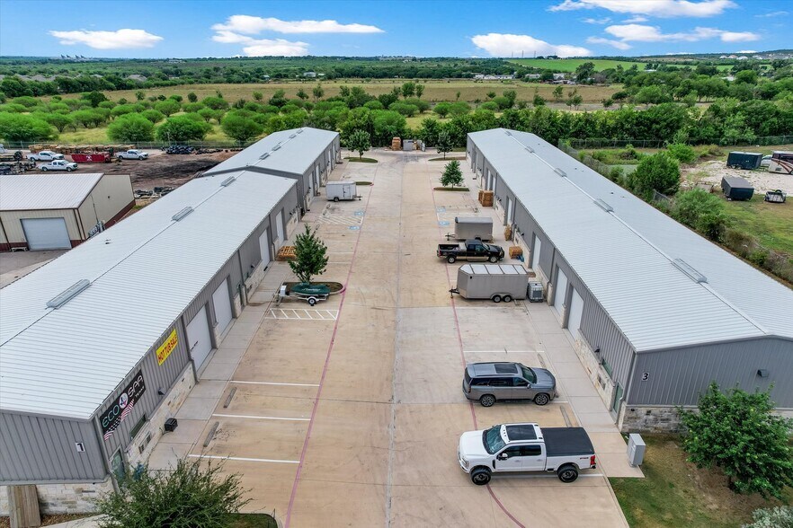 35 Nafta Cir, New Braunfels, TX à louer - Photo de l’immeuble – Image 2 sur 10