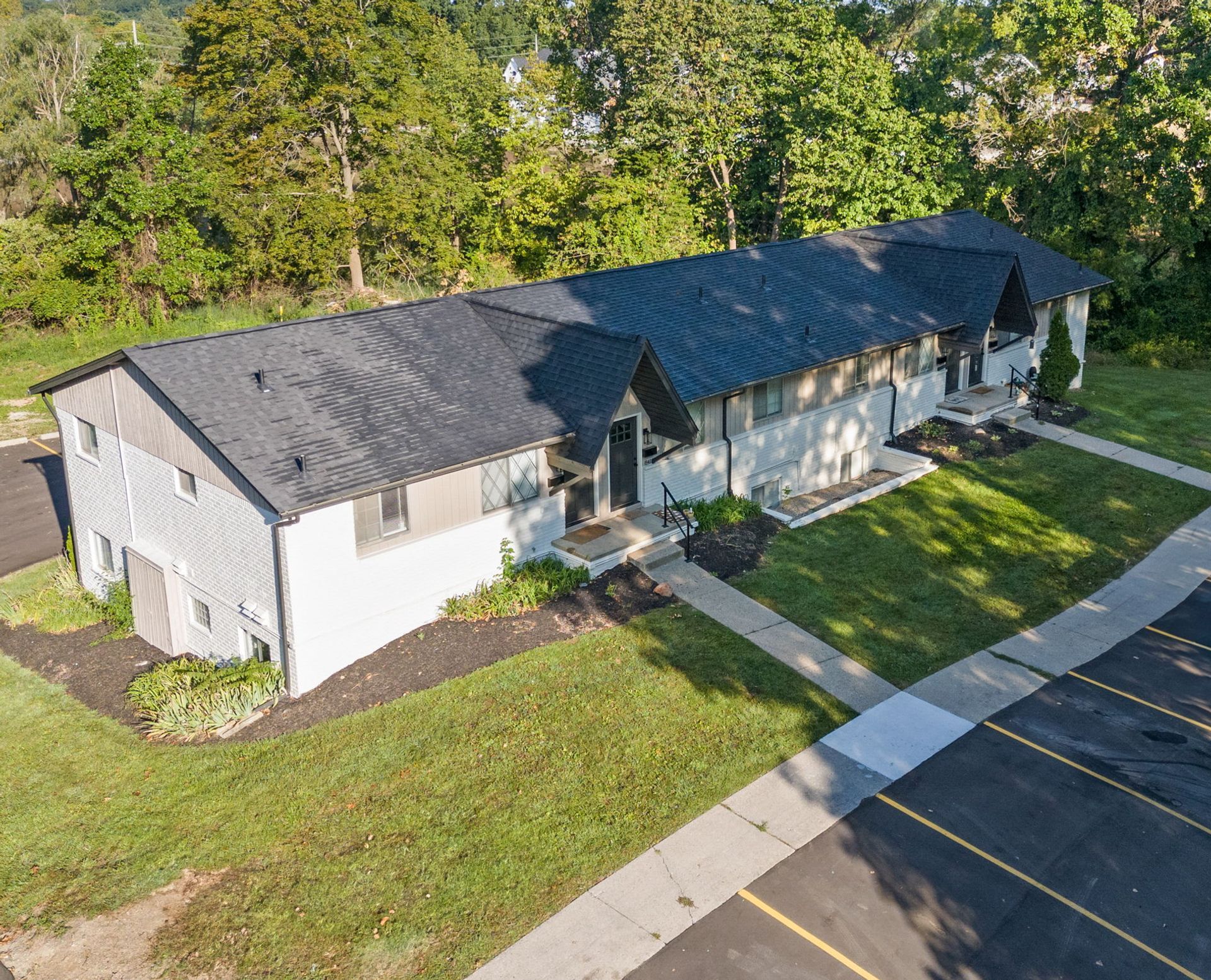 811-845 N Main St, Milford, MI à vendre Photo de l’immeuble– Image 1 sur 18