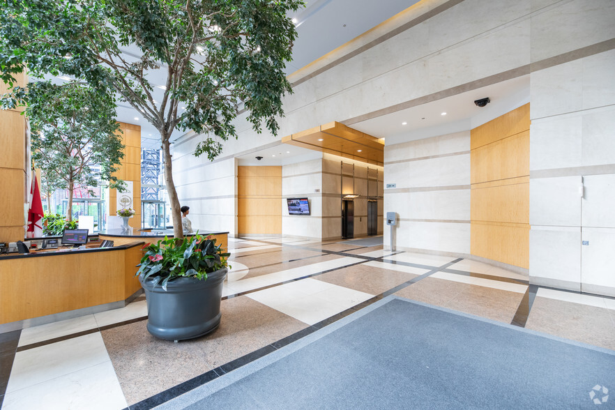 2 Bloor St W, Toronto, ON à louer - Hall d’entrée – Image 3 sur 53